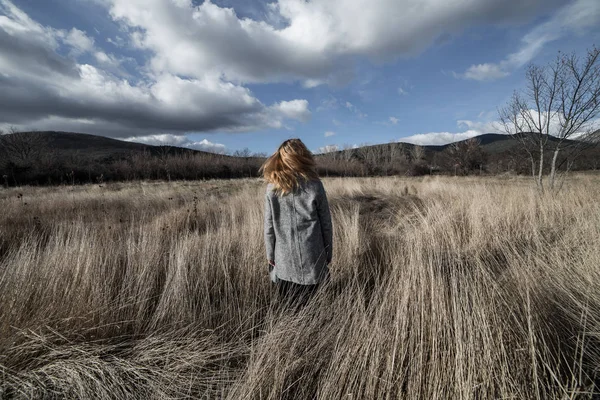 Kurutulmuş dağlar alanında poz kadın 