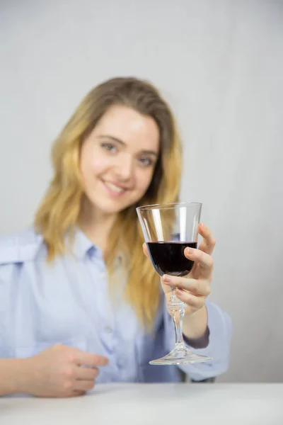 若い女性の白い背景の上のワインをグラスで乾杯 — ストック写真