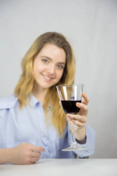 Junge Frau Stößt Mit Einem Glas Wein Auf Weißem Hintergrund — Stockfoto