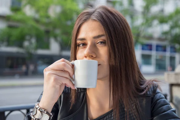 kahve terasında olan kadın 