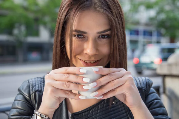Жінка має каву на терасі — стокове фото