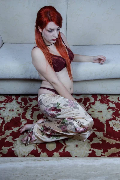 Červené Vlasy Dívka Polonahá Obývacím Pokoji Svého Domu Ona Opřený — Stock fotografie