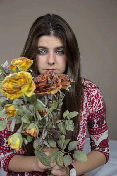 Retrato Uma Bela Jovem Menina Branca Com Olhos Azuis Cabelos — Fotografia de Stock