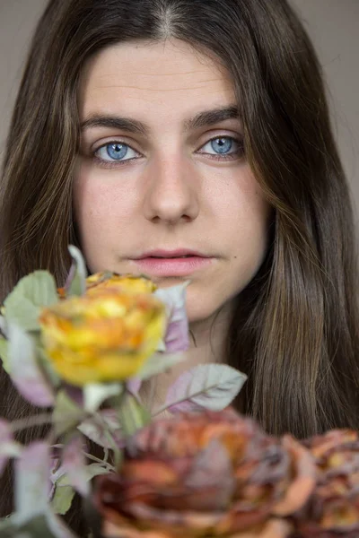 Retrato Uma Bela Jovem Menina Branca Com Olhos Azuis Cabelos — Fotografia de Stock