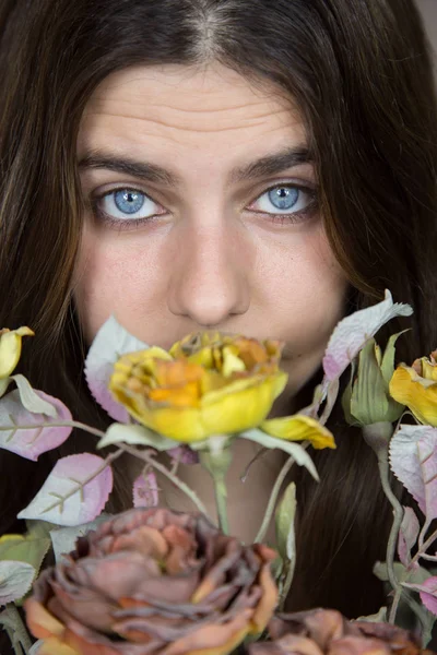 Retrato Uma Bela Jovem Menina Branca Com Olhos Azuis Cabelos — Fotografia de Stock