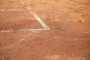 Tenis Kortu satırlarında 