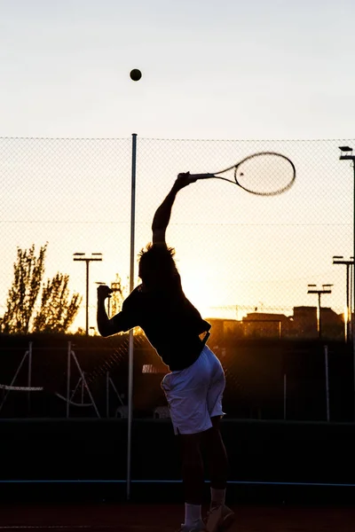 Anonimowy człowiek grając w tenisa na korcie — Zdjęcie stockowe