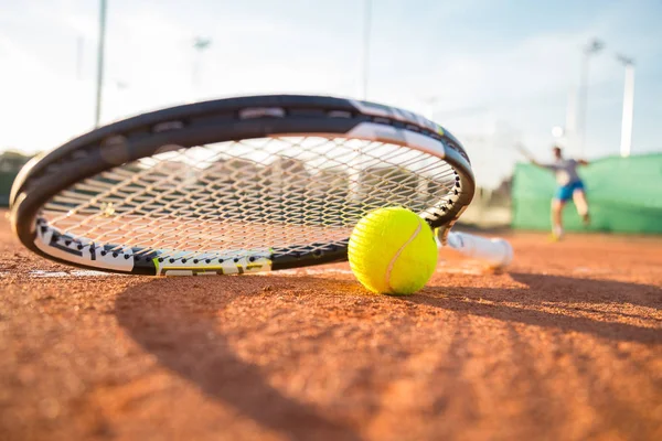 테니스 라켓과 공을 코트에 — 스톡 사진