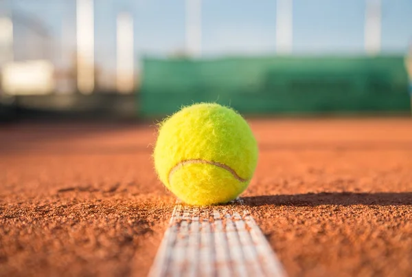 Piłki tenisowe na białej linii — Zdjęcie stockowe
