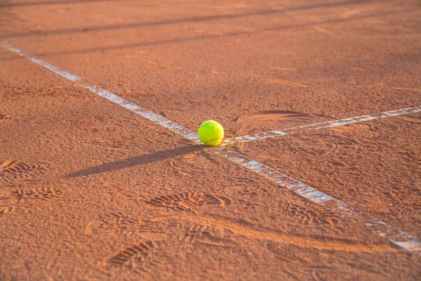 Piłki tenisowe, leżącego na białej linii na kort tenisowy — Zdjęcie stockowe
