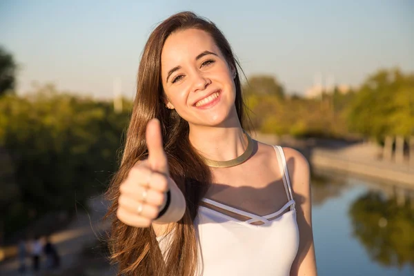 Щаслива Молода Жінка Стоїть Парку Сонячний День Жестикулює Великий Палець — стокове фото
