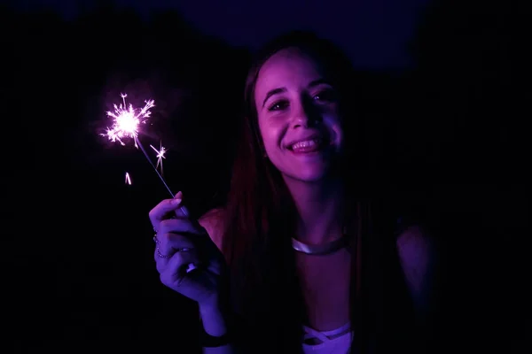 Pretty Young Woman Standing Park Night Holding Sparkler Smiling — Stock Photo, Image