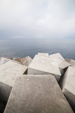 Ağır küpleri yalan bol shore, Asturias, İspanya dalgakıran şekillendirme üzerinde kazık. 