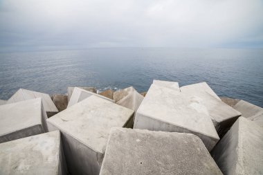 Ağır küpleri yalan bol shore, Asturias, İspanya dalgakıran şekillendirme üzerinde kazık. 