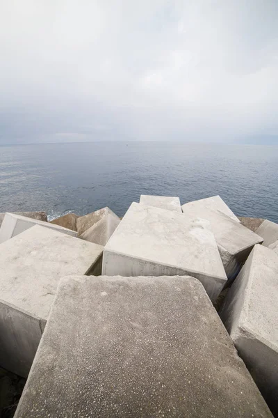 Ağır küpleri yalan bol shore, Asturias, İspanya dalgakıran şekillendirme üzerinde kazık. 