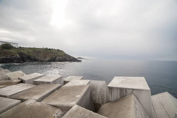 Spousta Těžkých Kostky Ležící Hromadu Pobřeží Asturie Španělsko Tvořící Vlnolam — Stock fotografie
