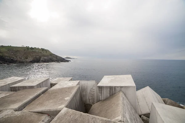 Ağır Küpleri Yalan Bol Shore Asturias Spanya Dalgakıran Şekillendirme Üzerinde — Stok fotoğraf