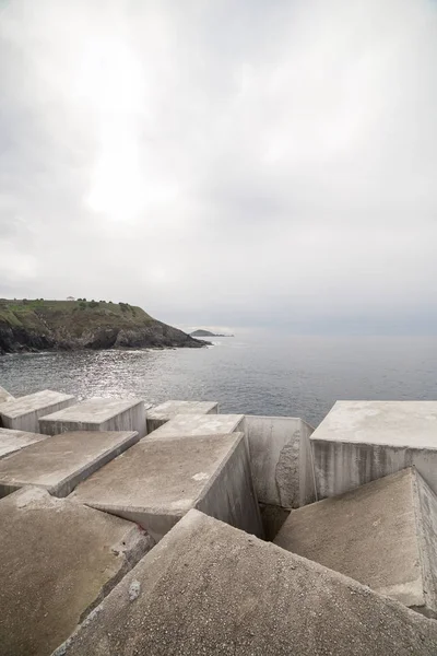 Ağır Küpleri Yalan Bol Shore Asturias Spanya Dalgakıran Şekillendirme Üzerinde — Stok fotoğraf