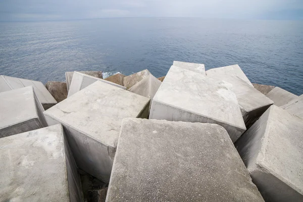 防波堤を形成するスペイン アストゥリアス海岸のパイル横になっている重いキューブたっぷり — ストック写真