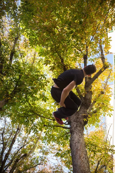 Jovem Fazendo Salto Lateral Salto Mortal Enquanto Pratica Parkour Rua — Fotografia de Stock