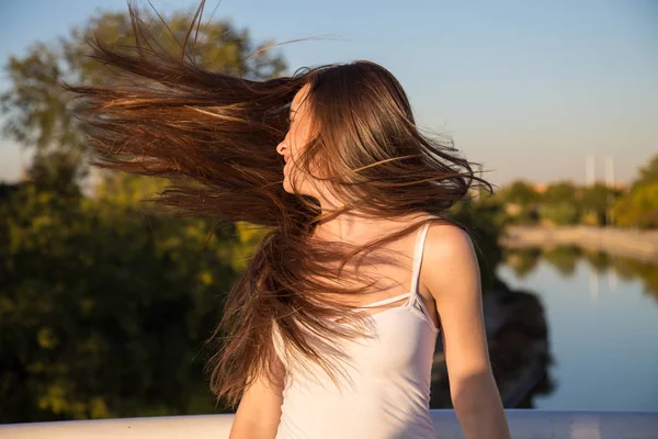 Jolie Jeune Femme Secouant Les Cheveux Dans Parc Ensoleillé Sur — Photo