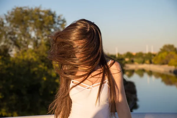 Mulher Bonita Tremendo Cabelo Parque Ensolarado Fundo Rio Artificial — Fotografia de Stock