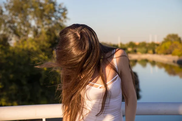 Mulher Bonita Tremendo Cabelo Parque Ensolarado Fundo Rio Artificial — Fotografia de Stock