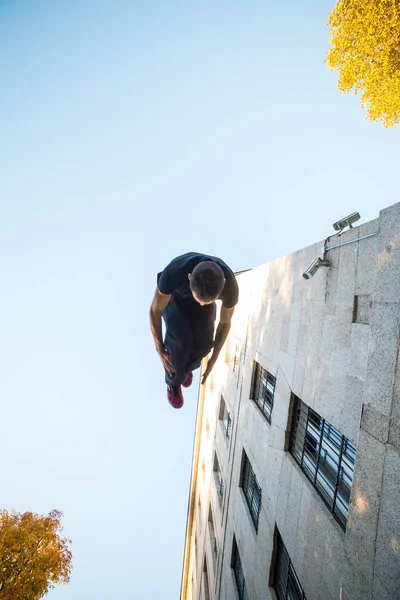 Jovem Fazendo Salto Lateral Salto Mortal Enquanto Pratica Parkour Rua — Fotografia de Stock