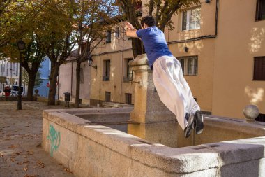 Sokakta bir korku veren parkour sıçrama yapan genç erkek.
