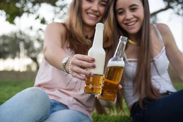 Två Unga Skrattande Kvinnor Poserar Gräsmattan Parken Och Skåla Med — Stockfoto
