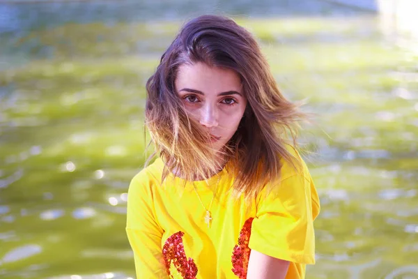 Mulher Muito Jovem Tremendo Cabelo Parque Ensolarado Fundo Lago Artificial — Fotografia de Stock