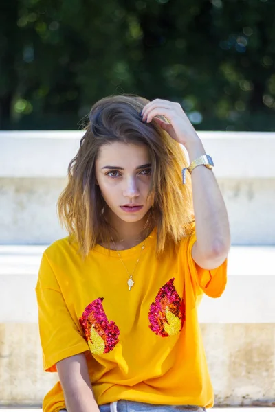 Jovem Posando Rua Vestindo Uma Camisa Amarela Enquanto Sol Está — Fotografia de Stock