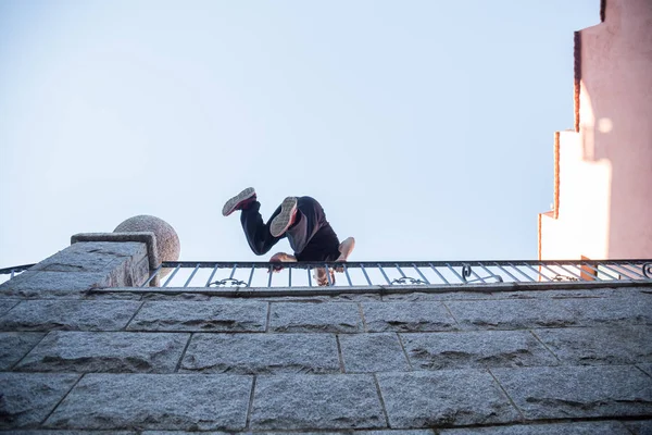 Jovem Pendurado Parede Tentando Subir Enquanto Faz Parkour — Fotografia de Stock