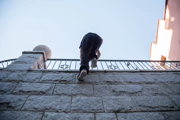 Jonge Man Muur Hangen Proberen Beklimmen Terwijl Het Doen Van — Stockfoto