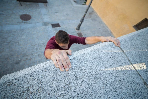 Jeune Homme Suspendu Mur Sur Les Mains Essayant Grimper Tout — Photo