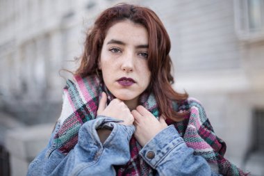 Çekici genç kız Kot ceket ve kameraya sensually Caddesi üzerinde seyir Başlat. 