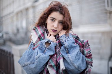 Çekici genç kız Kot ceket ve kameraya sensually Caddesi üzerinde seyir Başlat. 