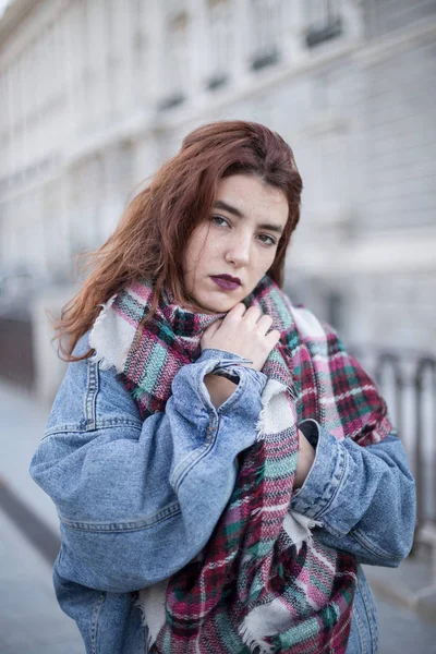 Attraente Ragazza Giacca Jeans Iniziare Guardare Fotocamera Sensualmente Sulla Strada — Foto Stock
