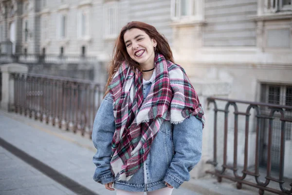 Привлекательная Молодая Девушка Джинсовой Куртке Смеющаяся Улице — стоковое фото