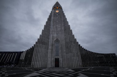 TanımlıkHallgrimskirkja, Reykjavik Katedrali bulutlu bir günde. İzlanda.  