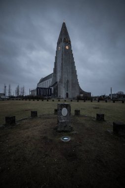 TanımlıkHallgrimskirkja, Reykjavik Katedrali bulutlu bir günde. İzlanda.  