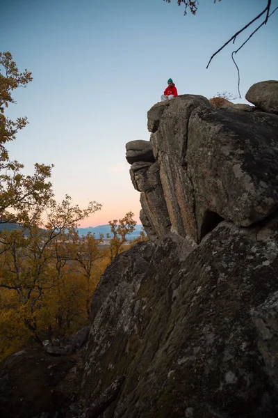 Young Man Doing Parkour Standing Rock Looking Landscape Sunset Lights — Stock Photo, Image