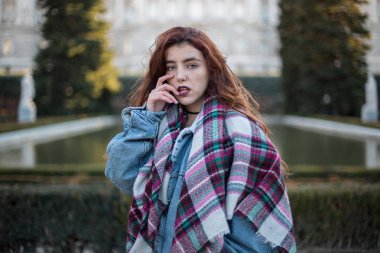 Denim ceket kameraya sensually Caddesi üzerinde seyir çekici genç kız. 