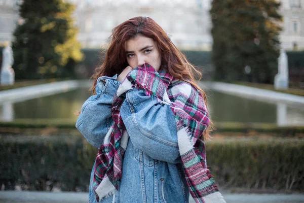 Attraktives Junges Mädchen Jeansjacke Blickt Auf Der Straße Sinnlich Die — Stockfoto