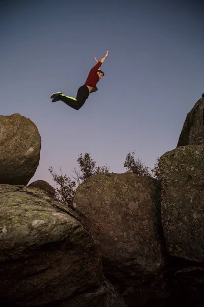Снизу Вид Спортивного Человека Прыгающего Камня Камень Делающего Паркур Темную — стоковое фото