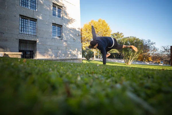 Young Man Doing Amazing Parkour Trick Park — Stock Photo, Image