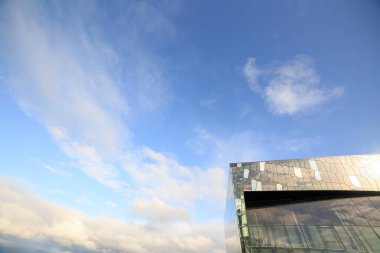 Reykjavik, İzlanda - 13 Şubat 2017: Dış Harpa konser salonunda bir mavi gökyüzü, Reykjavik, İzlanda 