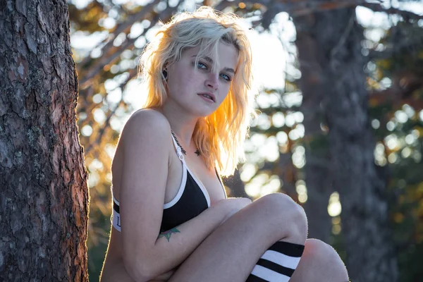 Jeune Femme Blonde Dans Forêt Enneigée Grimper Sur Arbre — Photo