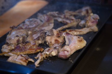 Mutfakta ızgara ızgara kuzu pirzola.