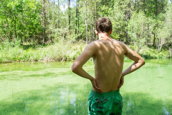 Ung Man Tittar Floden Grönaktig Solig Dag Sett Från Hans — Stockfoto